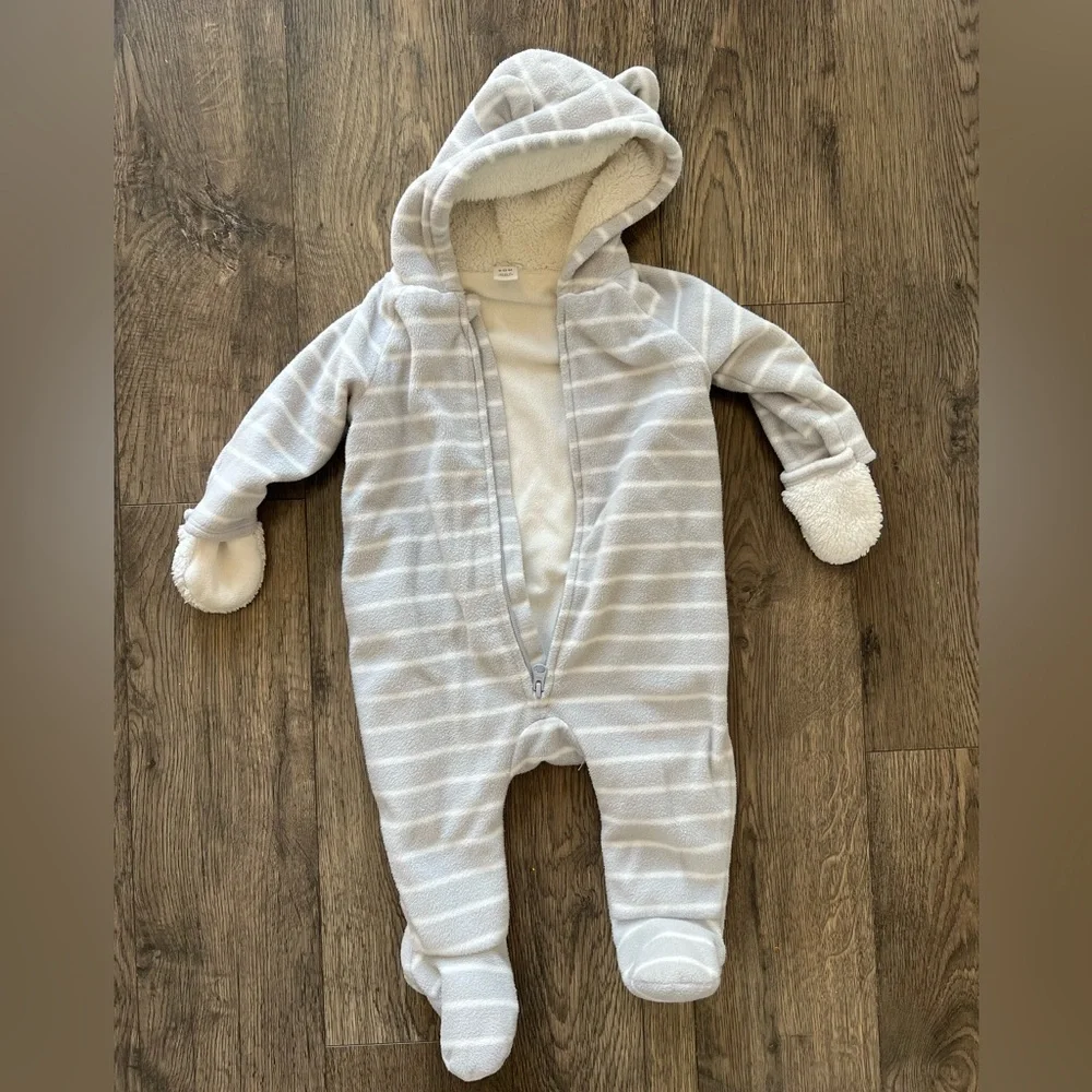 Old Navy Bunting Winter onesie - 6-12 Months